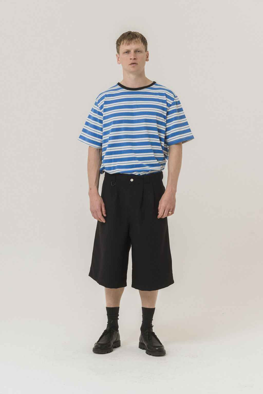 LOOSE SHORT (BLACK)